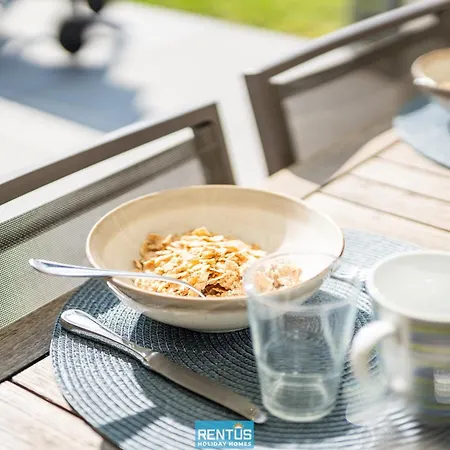 T'uzetje - With Pool In Oostduinkerke